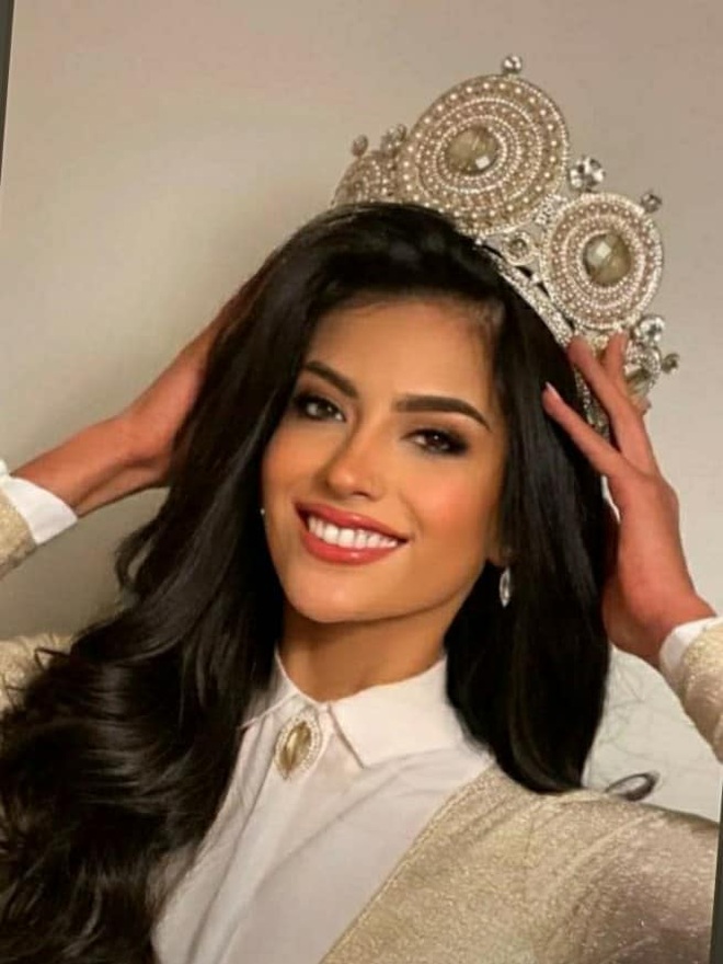 Hết thi Hoa hậu Thế giới, Trái đất, người đẹp Chile lại thi Hoa hậu Hoàn vũ - 4