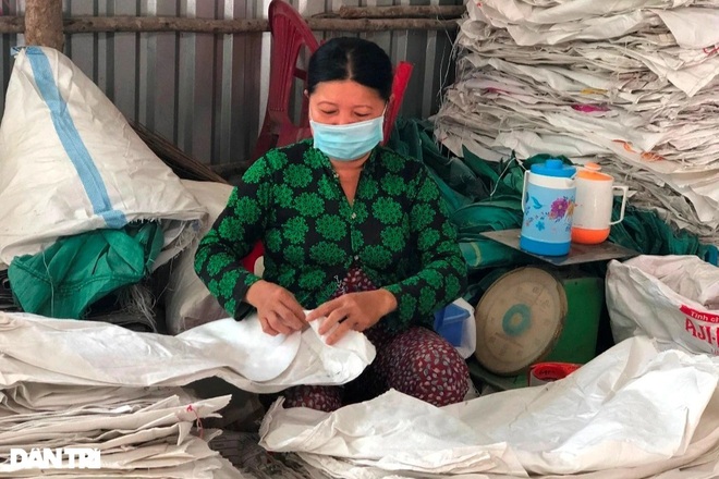 Không bị lọt sổ, người dân gánh cá tra, hái trái cây vui mừng nhận hỗ trợ - 2 Không bị lọt sổ, người dân gánh cá tra, hái trái cây vui mừng nhận hỗ trợ - 2