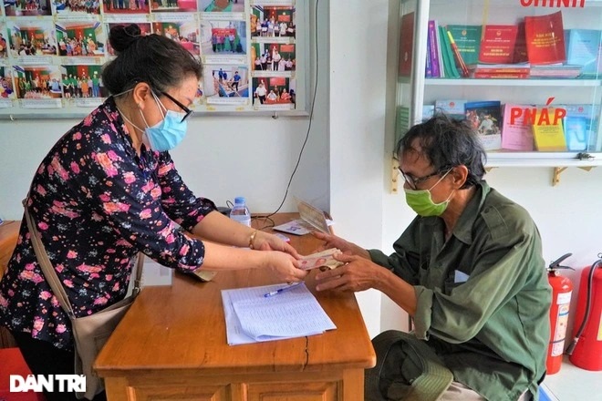 Không bị lọt sổ, người dân gánh cá tra, hái trái cây vui mừng nhận hỗ trợ - 4 Không bị lọt sổ, người dân gánh cá tra, hái trái cây vui mừng nhận hỗ trợ - 4