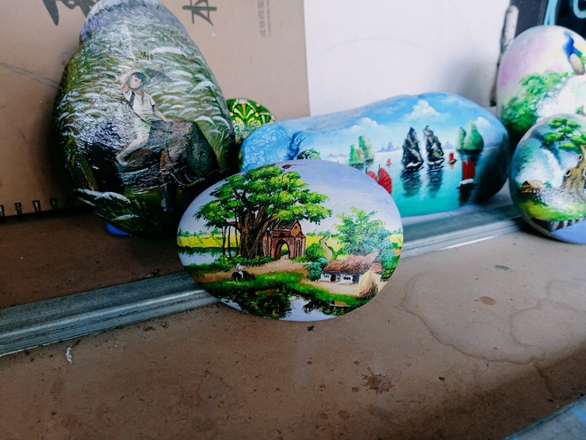 Thầy giáo hô biến đá cuội và chai sành thành những bức tranh tuyệt đẹp - 3 Thầy giáo hô biến đá cuội và chai sành thành những bức tranh tuyệt đẹp - 3