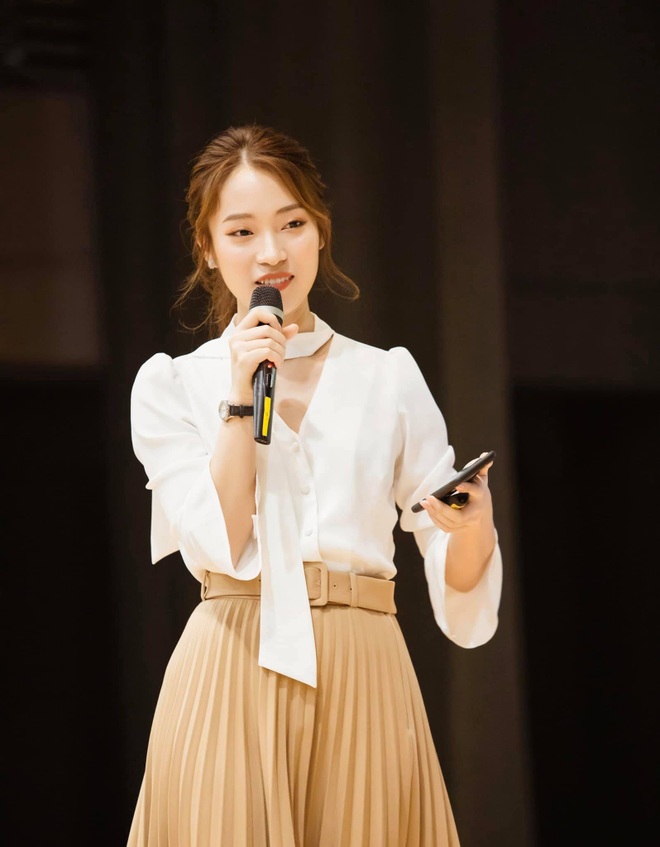 Khánh Vy 7 thứ tiếng dẫn chương trình Đường lên đỉnh Olympia - 3 Khánh Vy 7 thứ tiếng dẫn chương trình Đường lên đỉnh Olympia - 3