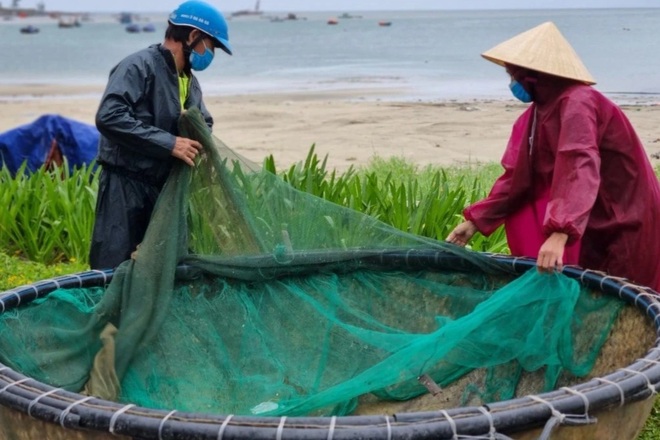 Ngư dân cấp tập đưa tàu thuyền lên bờ tránh bão số 6 - 1