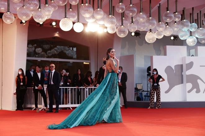 Hoa hậu Hoàn vũ Olivia Culpo quyến rũ với váy voan đen - 4 Hoa hậu Hoàn vũ Olivia Culpo quyến rũ với váy voan đen - 4