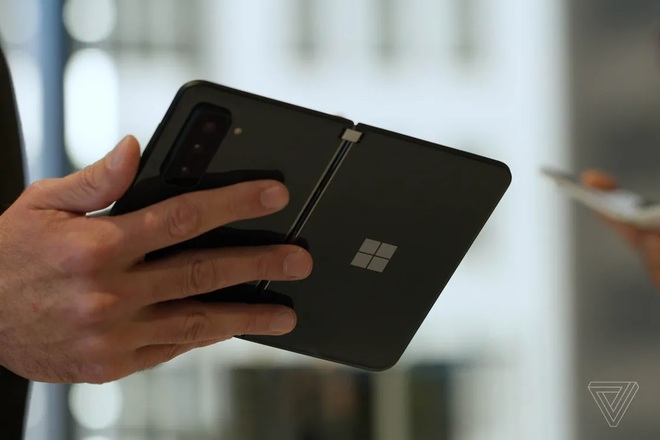 Cận cảnh Surface Duo 2 - Smartphone 2 màn hình giá 1.500 USD của Microsoft - 3