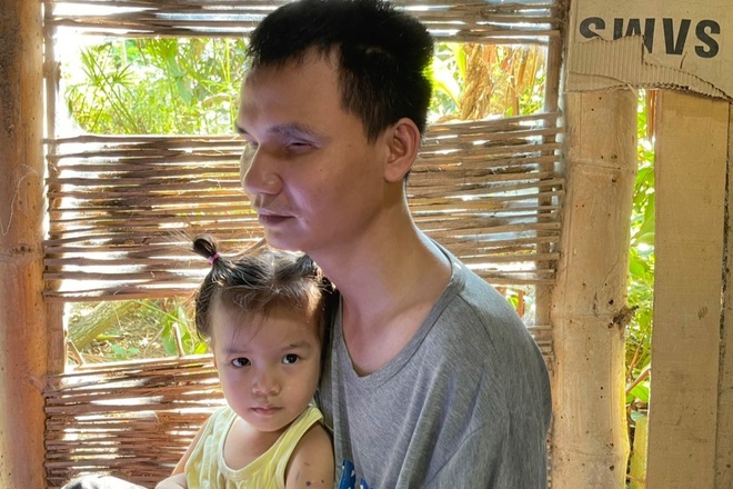 Người đàn ông mù chới với trong đại dịch Covid-19 được bạn đọc giúp đỡ - 3 Người đàn ông mù chới với trong đại dịch Covid-19 được bạn đọc giúp đỡ - 3