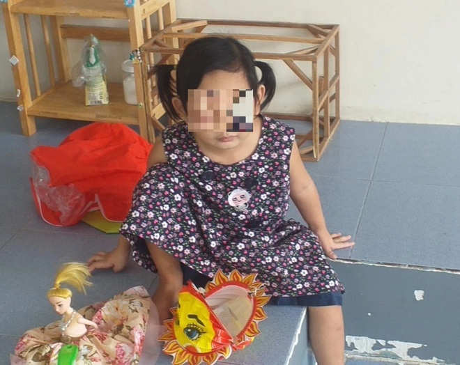 Bé gái 4 tuổi một mình nhận tro cốt mẹ: Con thương ba, con để trên trán! - 3 Bé gái 4 tuổi một mình nhận tro cốt mẹ: Con thương ba, con để trên trán! - 3