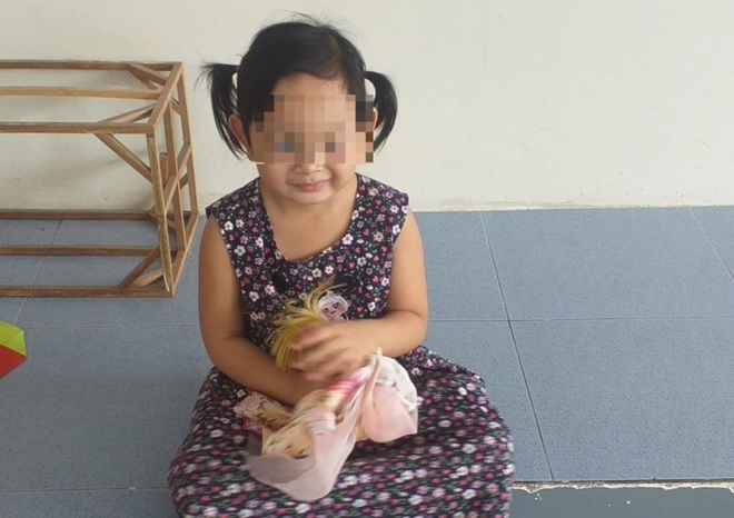 Bé gái 4 tuổi một mình nhận tro cốt mẹ: Con thương ba, con để trên trán! - 1 Bé gái 4 tuổi một mình nhận tro cốt mẹ: Con thương ba, con để trên trán! - 1
