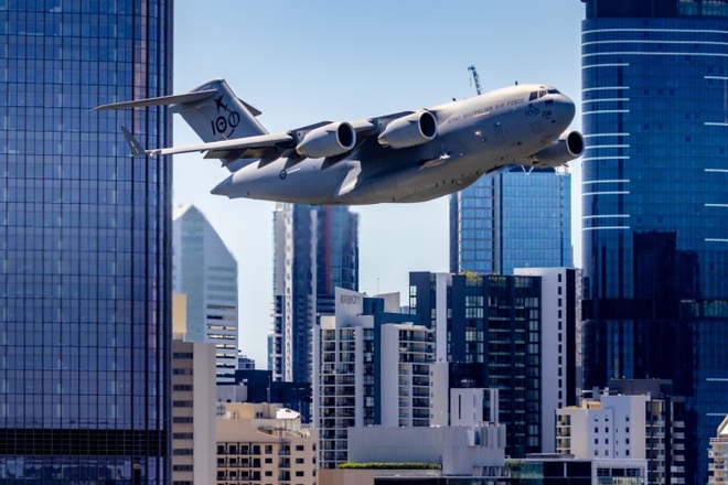 Thót tim cảnh máy bay ngựa thồ của Australia lách qua hàng loạt cao ốc - 1 Thót tim cảnh máy bay ngựa thồ của Australia lách qua hàng loạt cao ốc - 1