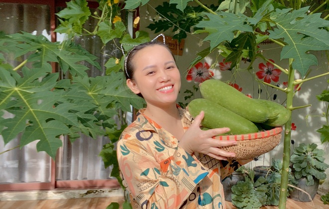 Làm vườn sân trước, gia chủ Bình Thuận hái rau trái sạch mỏi tay - 11