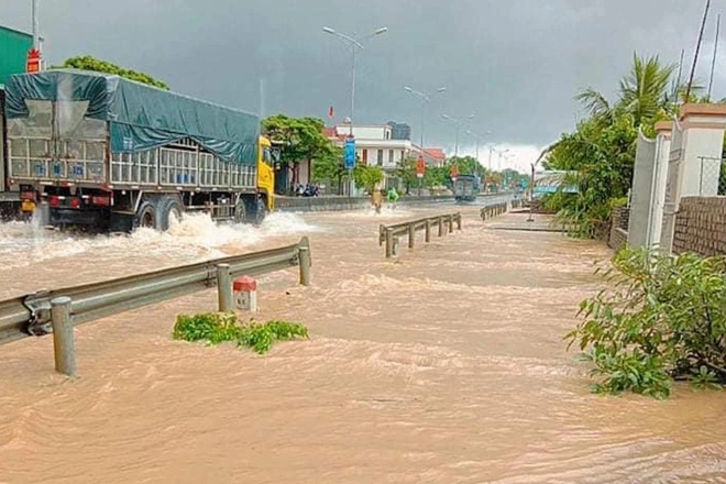 Quốc lộ 1A ngập nặng vì mưa lớn, nhiều làng mạc bị chia cắt - 10