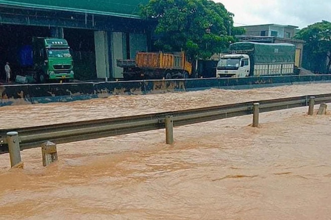 Quốc lộ 1A ngập nặng vì mưa lớn, nhiều làng mạc bị chia cắt - 11