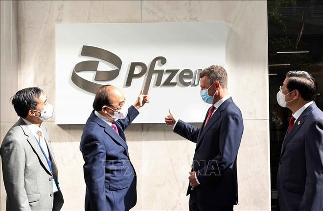Chủ tịch nước thăm Công ty Pfizer, đề nghị sớm bàn giao vắc xin cho trẻ em - 1