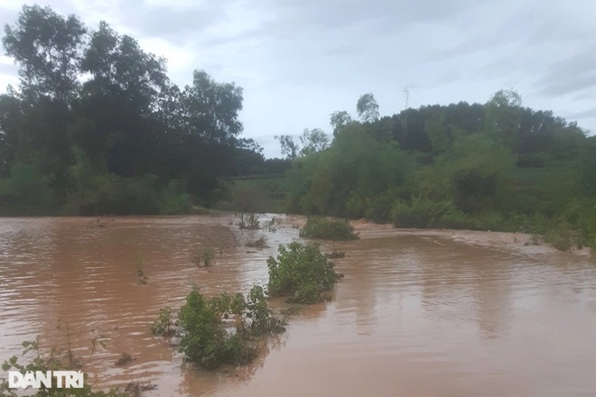 Quốc lộ 1A ngập nặng vì mưa lớn, nhiều làng mạc bị chia cắt - 4