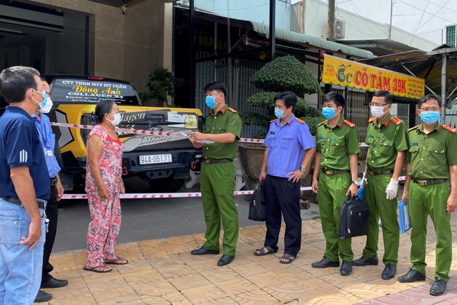 Khởi tố vụ án, khám nhà nữ giám đốc công ty mỹ phẩm bị tố làm lây lan dịch - 1 Khởi tố vụ án, khám nhà nữ giám đốc công ty mỹ phẩm bị tố làm lây lan dịch - 1