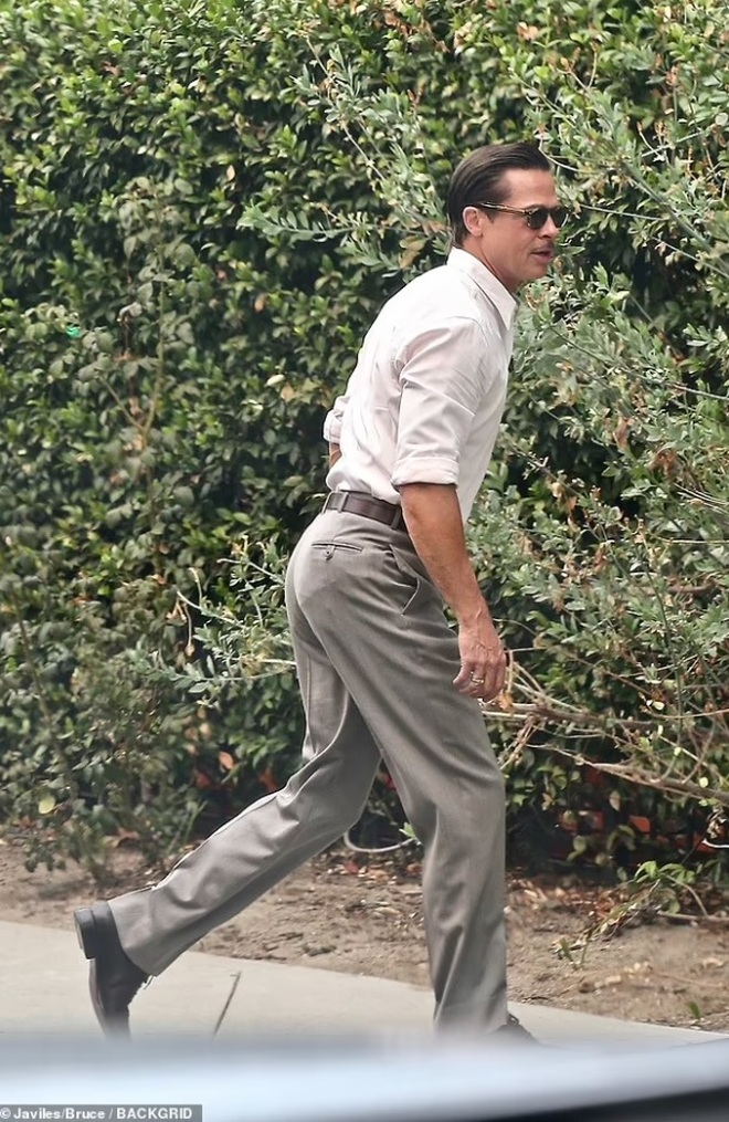 Tài tử Brad Pitt lại gây sốt với phong cách đẹp trai cổ điển - 2 Tài tử Brad Pitt lại gây sốt với phong cách đẹp trai cổ điển - 2