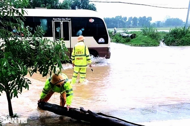 Hàng loạt thủy điện xả tràn, người dân vùng hạ du kéo nhau chạy lũ - 11