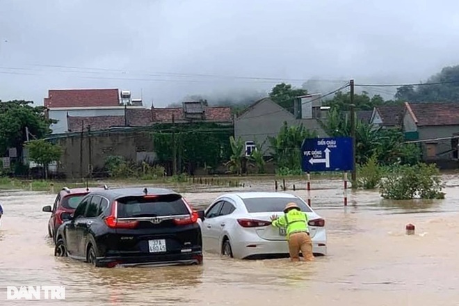 Hàng loạt thủy điện xả tràn, người dân vùng hạ du kéo nhau chạy lũ - 12