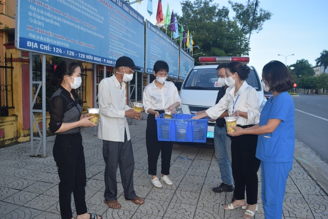 Những suất cơm được căn đúng giờ nghỉ để khi chuyển đến cho đội ngũ y tế để bảo đảm còn nóng hổi. Những suất cơm được căn đúng giờ nghỉ để khi chuyển đến cho đội ngũ y tế để bảo đảm còn nóng hổi.