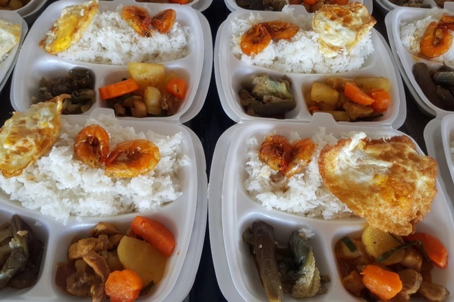 Những suất ăn đầy dinh dưỡng do vợ chồng chị Thơm chuẩn bị. Những suất ăn đầy dinh dưỡng do vợ chồng chị Thơm chuẩn bị.