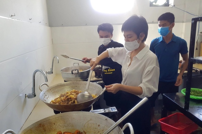 Bếp ăn thiện nguyện của vợ chồng chị Thơm và các tình nguyện viên. Bếp ăn thiện nguyện của vợ chồng chị Thơm và các tình nguyện viên.