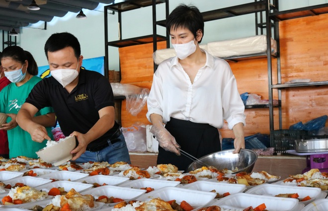 Anh Hà và chị Thơm chuẩn bị cơm trưa cho đội ngũ y tế. Anh Hà và chị Thơm chuẩn bị cơm trưa cho đội ngũ y tế.