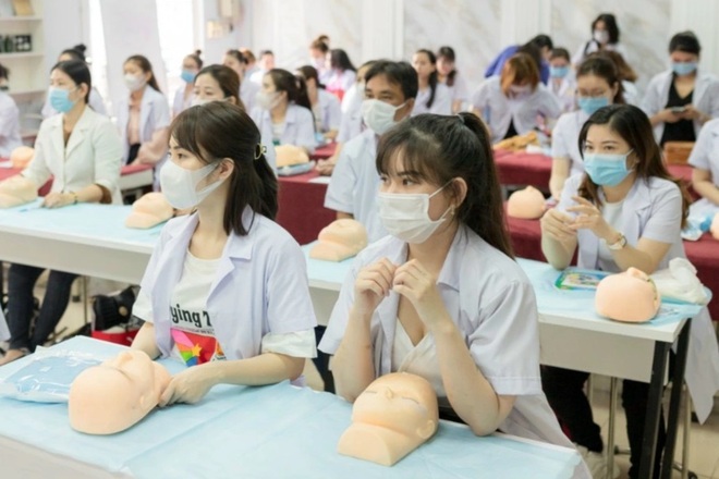 Hết giãn cách, nghề chăm sóc sắc đẹp lại làm không hết việc - 1 Hết giãn cách, nghề chăm sóc sắc đẹp lại làm không hết việc - 1