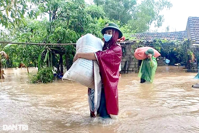 Hàng loạt thủy điện xả tràn, người dân vùng hạ du kéo nhau chạy lũ - 7