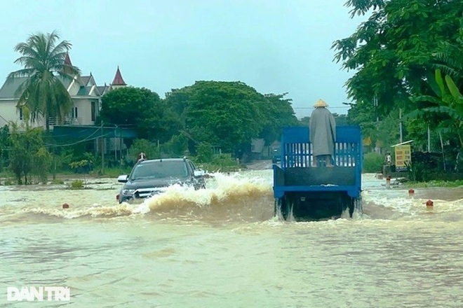 Hàng loạt thủy điện xả tràn, người dân vùng hạ du kéo nhau chạy lũ - 4