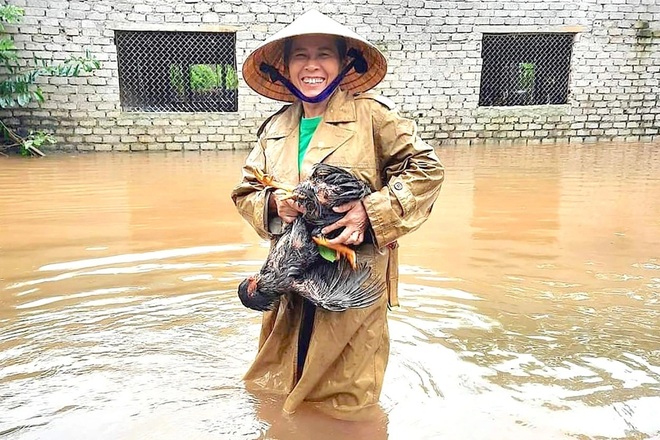 Hàng loạt thủy điện xả tràn, người dân vùng hạ du kéo nhau chạy lũ - 8