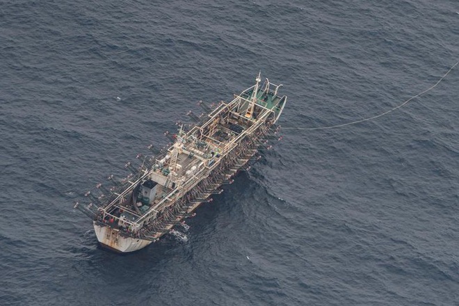 Đội tàu cá khổng lồ của Trung Quốc ồ ạt đánh bắt ngoài khơi Peru - 1
