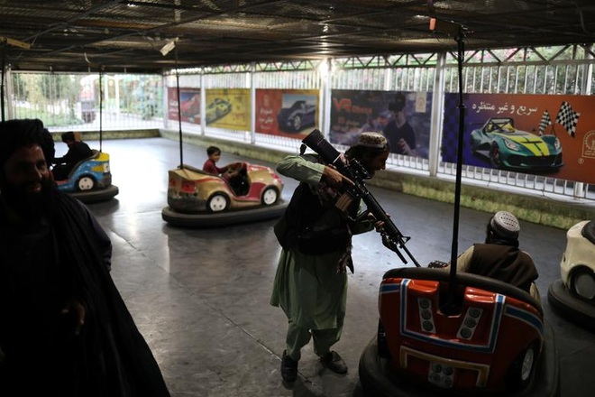Taliban yêu cầu binh sĩ ngừng say sưa vui chơi, chụp ảnh tự sướng - 2 Taliban yêu cầu binh sĩ ngừng say sưa vui chơi, chụp ảnh tự sướng - 2