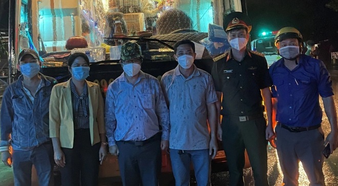 Góp tiền thuê xe chở hơn 120 người mắc kẹt ở Đắk Nông về quê tránh dịch - 1
