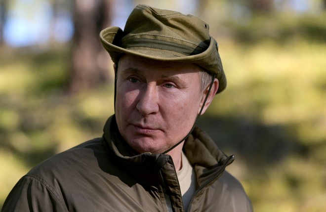 Kremlin đăng ảnh ông Putin băng rừng, lội sông câu cá ở Siberia - 5