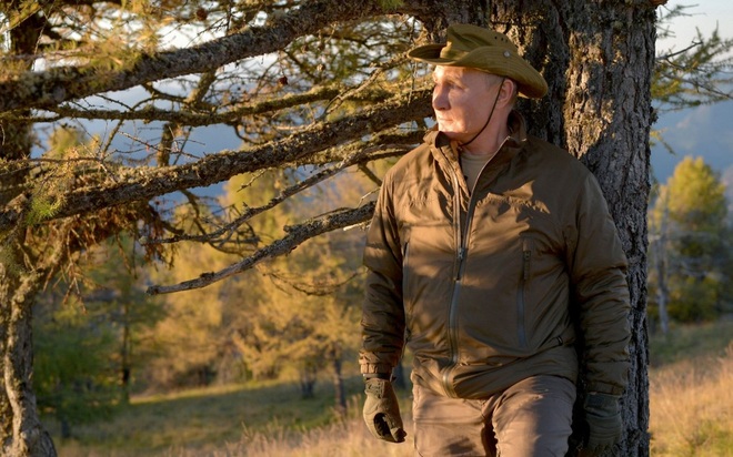 Kremlin đăng ảnh ông Putin băng rừng, lội sông câu cá ở Siberia - 8