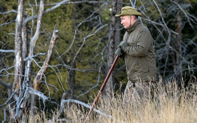 Kremlin đăng ảnh ông Putin băng rừng, lội sông câu cá ở Siberia - 7
