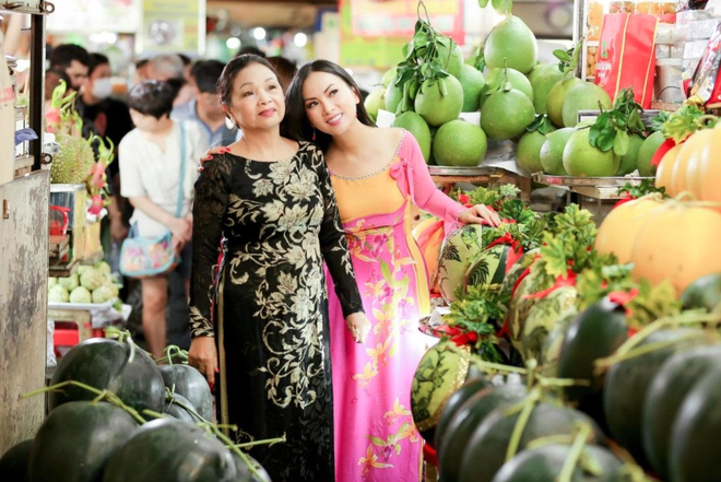 Ca sĩ tỷ phú Hà Phương tiếp tục tặng nhu yếu phẩm cho người dân - 2 Ca sĩ tỷ phú Hà Phương tiếp tục tặng nhu yếu phẩm cho người dân - 2