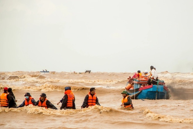 Nhà báo Việt Thanh: Nghẹt thở khoảnh khắc các tác giả dấn thân chụp ảnh... - 6 Nhà báo Việt Thanh: Nghẹt thở khoảnh khắc các tác giả dấn thân chụp ảnh... - 6