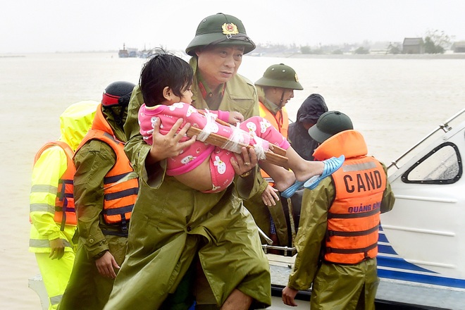 Nhà báo Việt Thanh: Nghẹt thở khoảnh khắc các tác giả dấn thân chụp ảnh... - 7 Nhà báo Việt Thanh: Nghẹt thở khoảnh khắc các tác giả dấn thân chụp ảnh... - 7