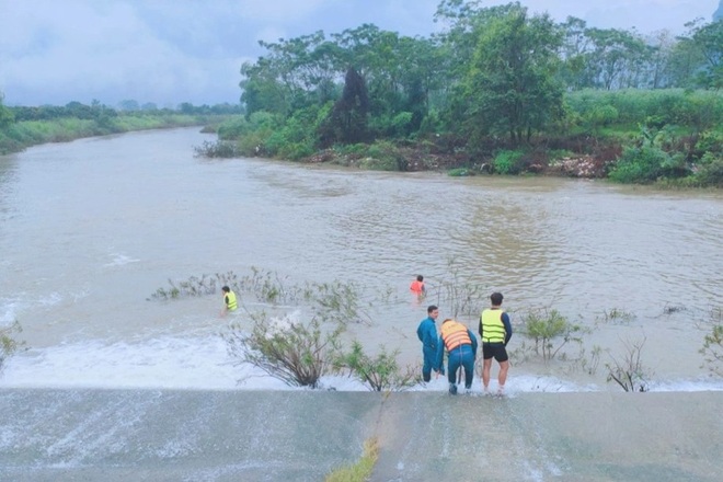 Thiếu nữ 14 tuổi ngã xuống suối, đuối nước, thi thể trôi xa 2 km - 1