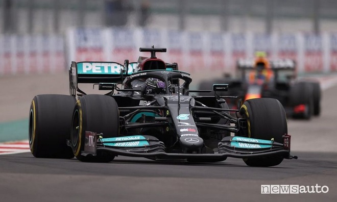Hamilton giành chiến thắng chặng thứ 100, ghi danh vào lịch sử giải F1 - 3 Hamilton giành chiến thắng chặng thứ 100, ghi danh vào lịch sử giải F1 - 3
