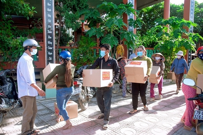 Ca sĩ tỷ phú Hà Phương tiếp tục tặng nhu yếu phẩm cho người dân - 1 Ca sĩ tỷ phú Hà Phương tiếp tục tặng nhu yếu phẩm cho người dân - 1