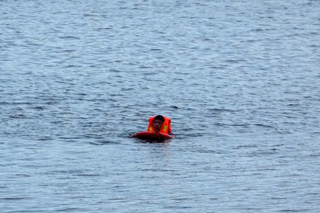 Rủ nhau thi bơi để quay clip, thanh niên chết đuối ở hồ tử thần - 2