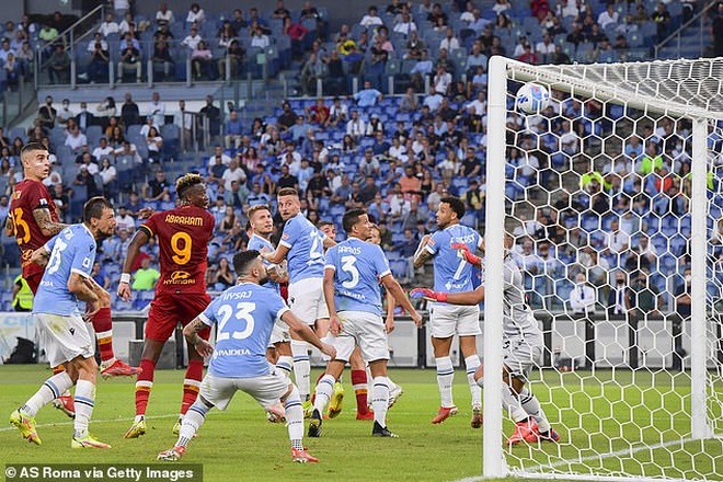 HLV Mourinho nhận thất bại cay đắng ở trận derby Roma - 2 HLV Mourinho nhận thất bại cay đắng ở trận derby Roma - 2