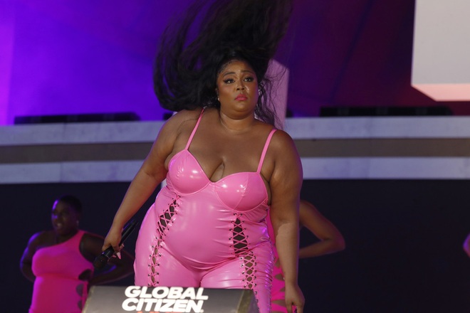Ngôi sao giành nhiều giải Grammy Lizzo tái xuất nổi bật trên sân khấu - 1 Ngôi sao giành nhiều giải Grammy Lizzo tái xuất nổi bật trên sân khấu - 1