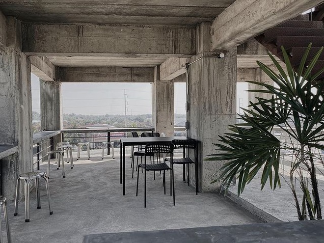 Quán cà phê 6 tầng như nhà bỏ hoang hút khách khám phá tại Thái Lan - 3