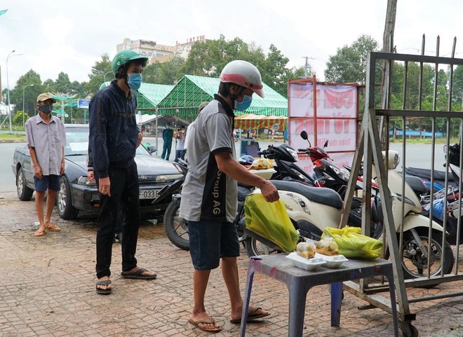 Chàng trai Cần Thơ bán vàng và 6 chiếc xe máy, nấu cơm tặng người nghèo - 3