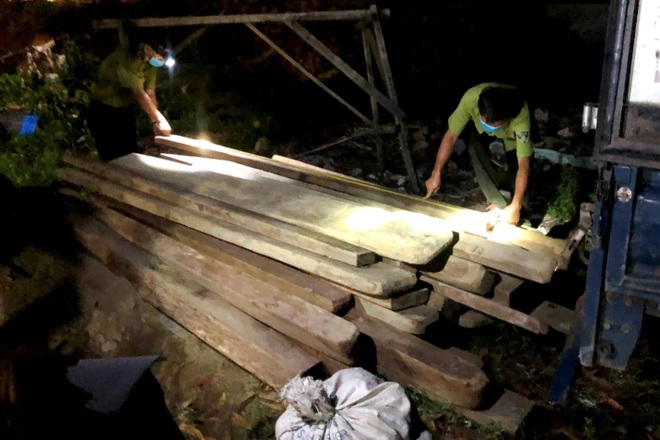 Phát hiện xe ô tô tải chở nhiều gỗ quý trái phép trong đêm - 1