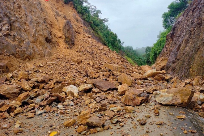 Miền Trung mưa lũ giảm dần, vùng núi đề phòng sạt lở đất - 1