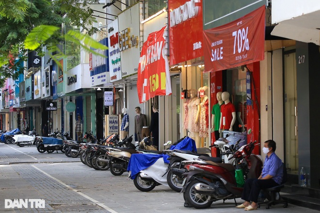 Trung tâm thương mại ở Hà Nội ngày đầu mở cửa đón khách trở lại - 10