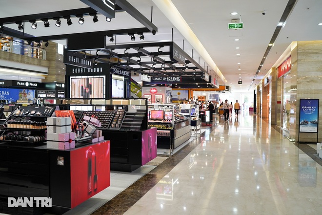 Trung tâm thương mại ở Hà Nội ngày đầu mở cửa đón khách trở lại - 3